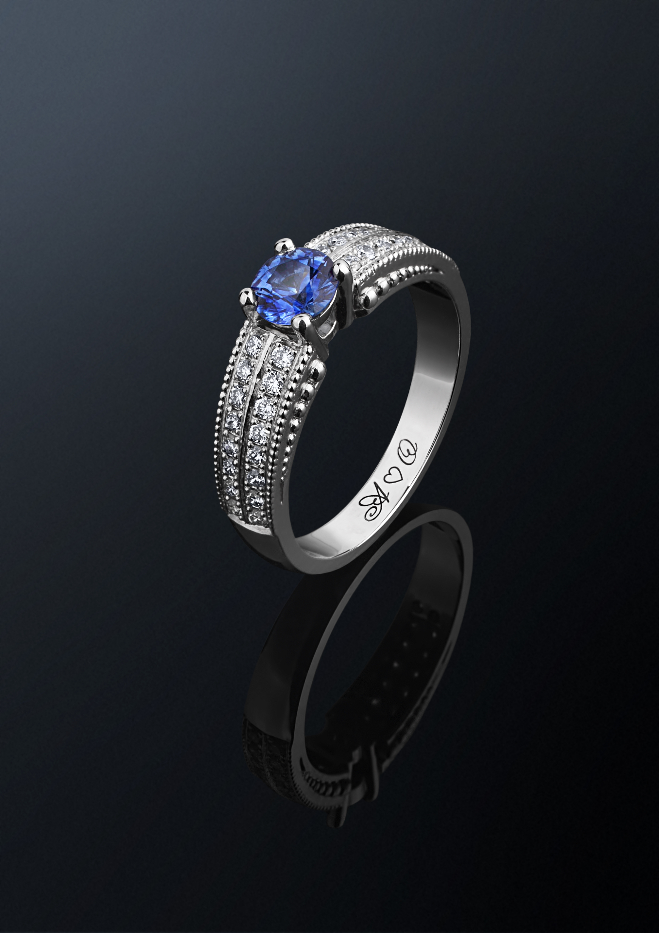 Bridal ring with blue sapphire and diamonds in white gold